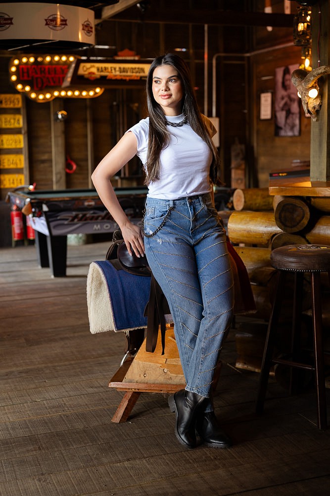 Calça Jeans Reta com Customização Diagonal Strass