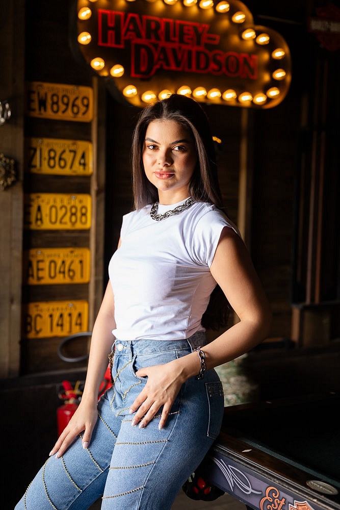 Calça Jeans Reta com Customização Diagonal Strass