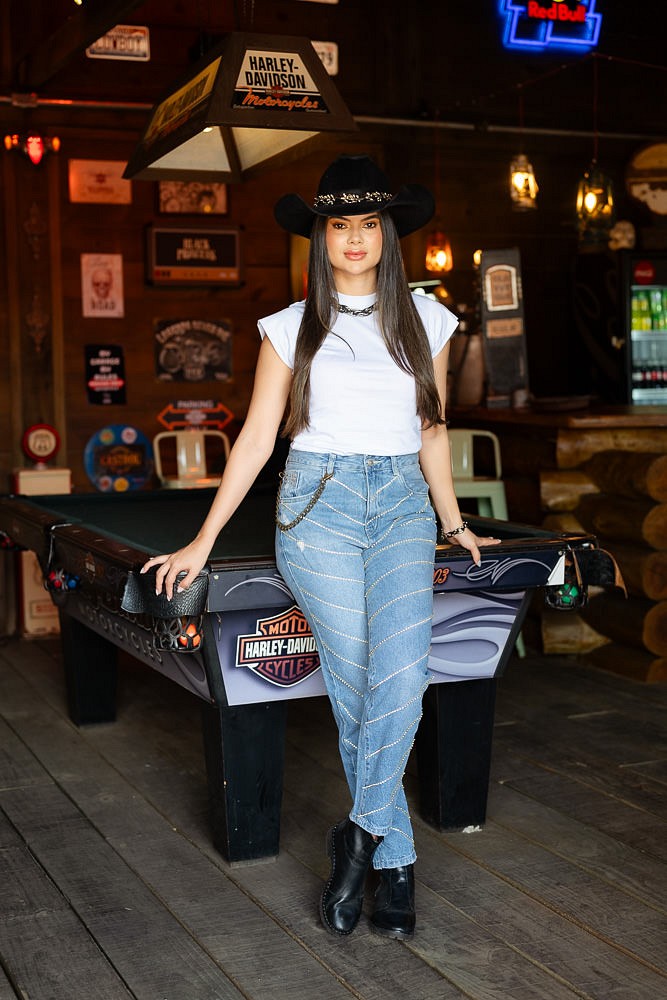 Calça Jeans Reta com Customização Diagonal Strass