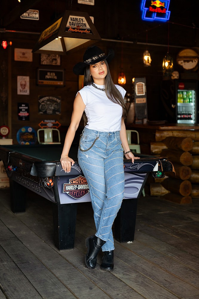 Calça Jeans Reta com Customização Diagonal Strass