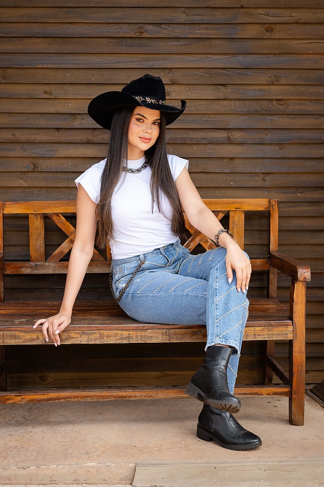 Calça Jeans Reta com Customização Diagonal Strass