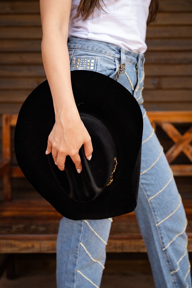 Calça Jeans Reta com Customização Diagonal Strass